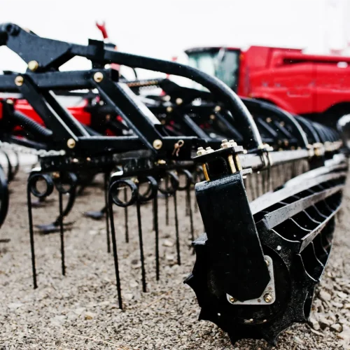 nowy-czerwony-siewnik-rolniczy-z-bliska